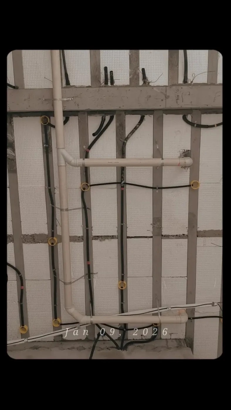 Infraestrutura elétrica com eletrodutos e eletrocalhas em execução na obra